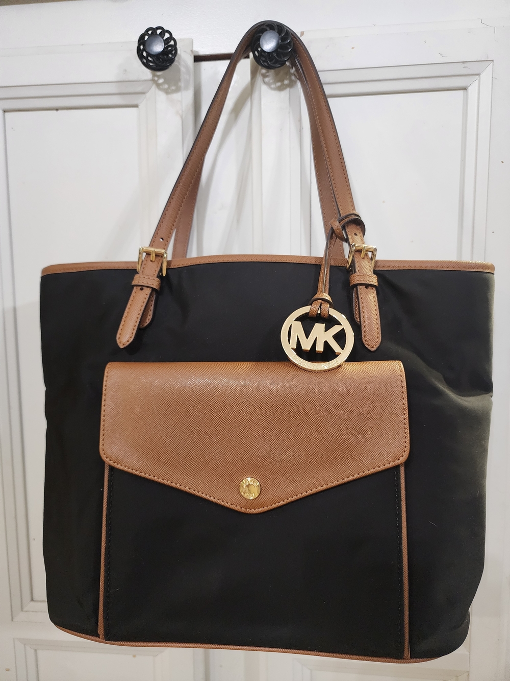 Michael Kors Black and Tan Tote with Matching Tan Wallet- NWOT - Picture 2 of 15